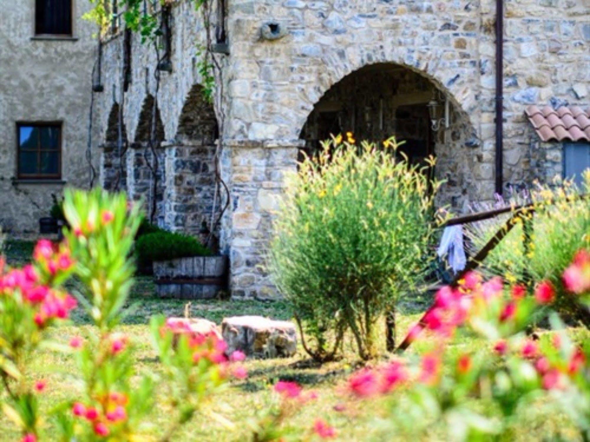 Hotel Podere Conti Filattiera Екстер'єр фото