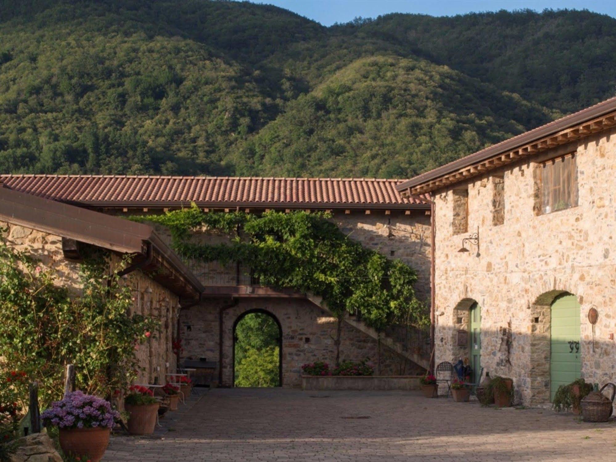 Hotel Podere Conti Filattiera Екстер'єр фото