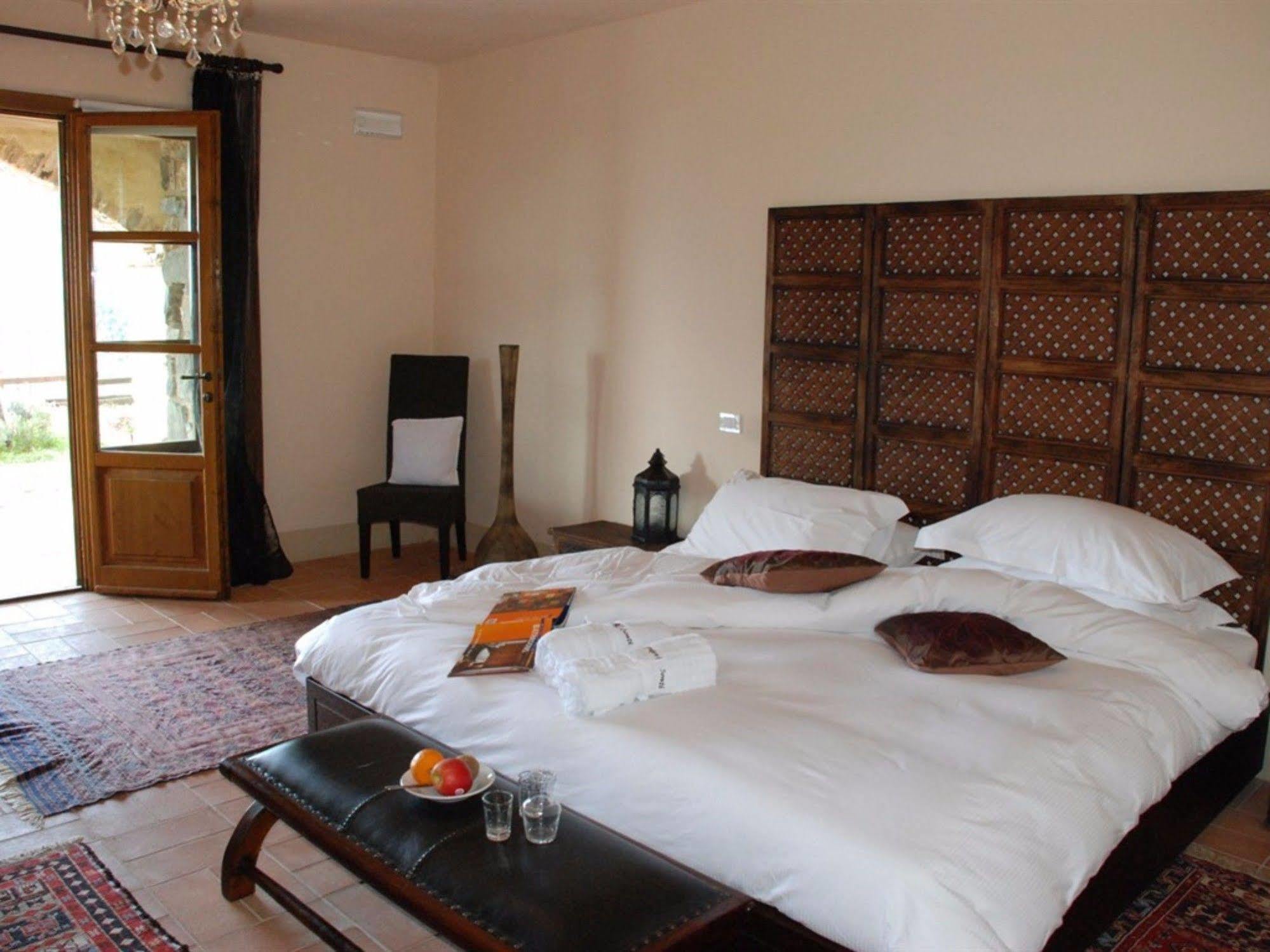 Hotel Podere Conti Filattiera Екстер'єр фото