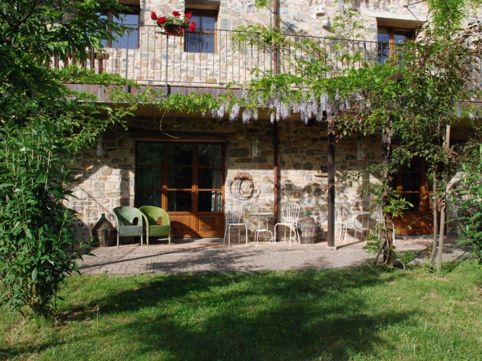Hotel Podere Conti Filattiera Екстер'єр фото