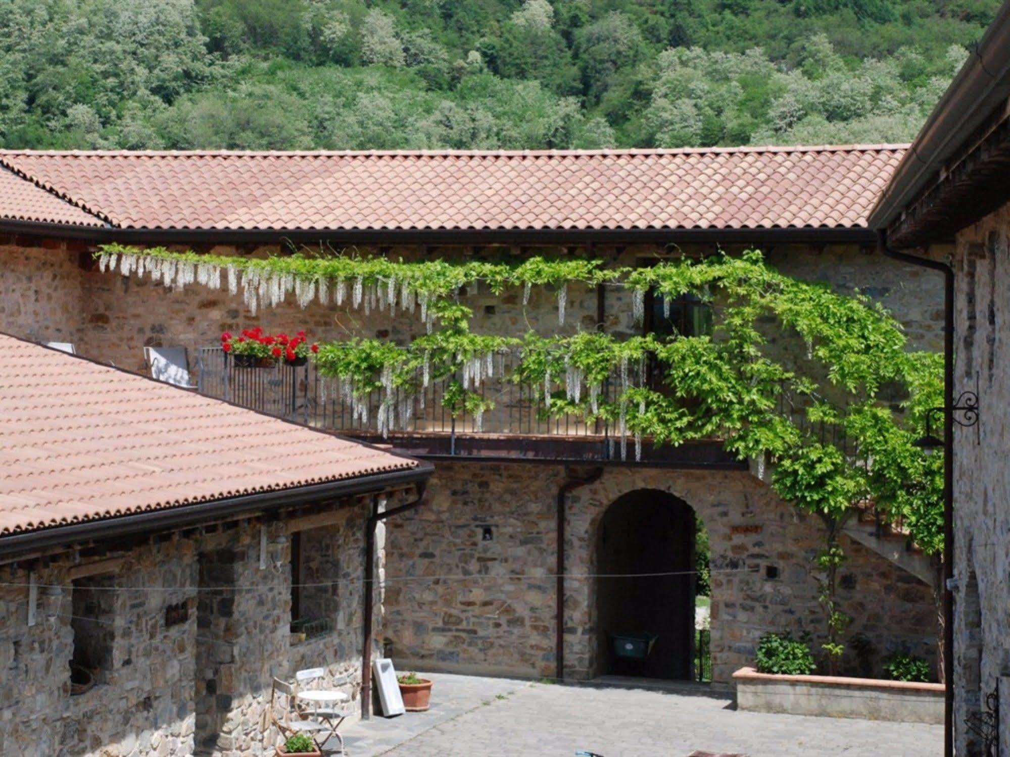 Hotel Podere Conti Filattiera Екстер'єр фото