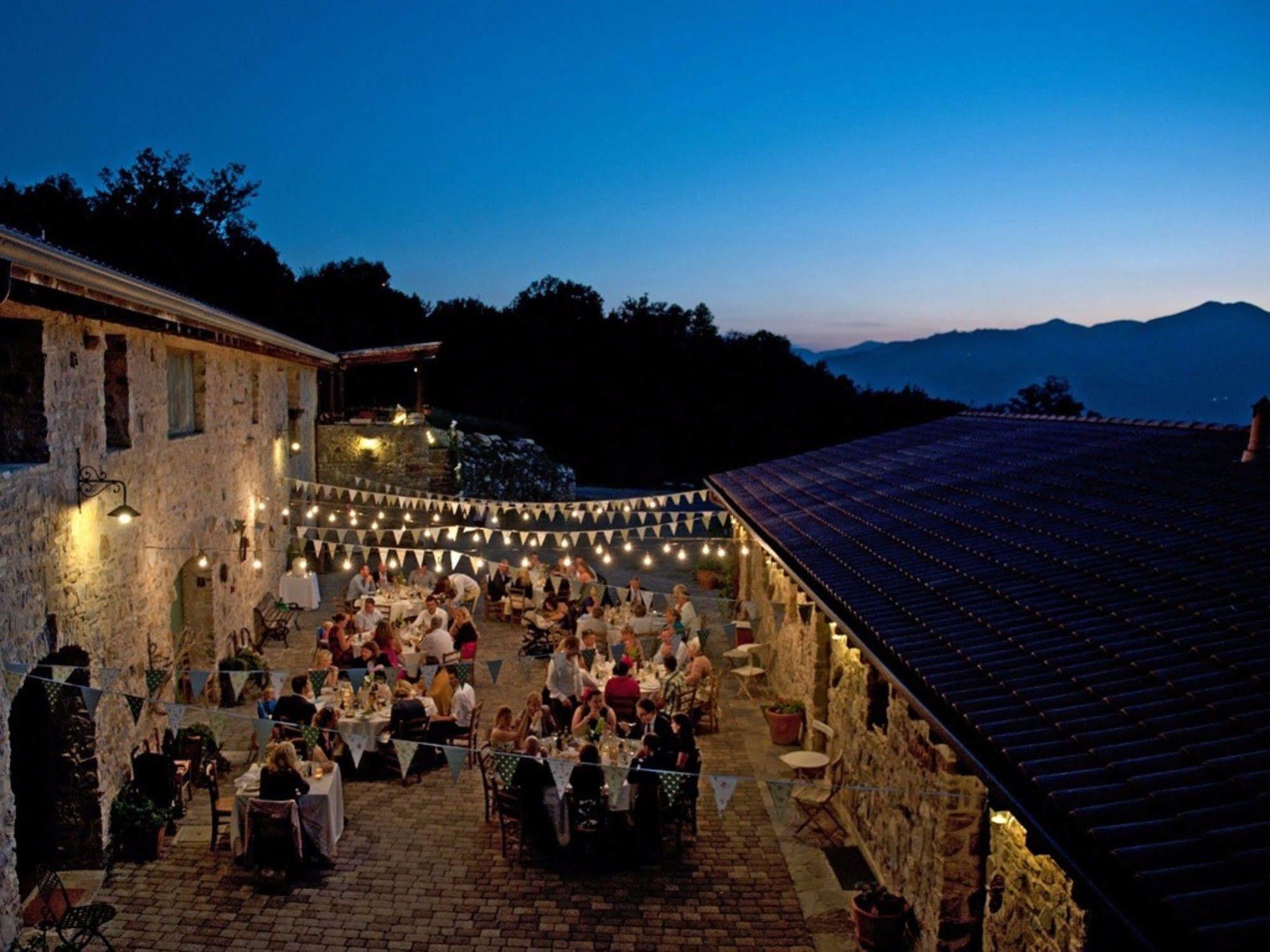 Hotel Podere Conti Filattiera Екстер'єр фото